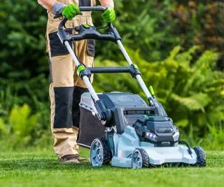 Cortar el césped con un cortacésped EGO