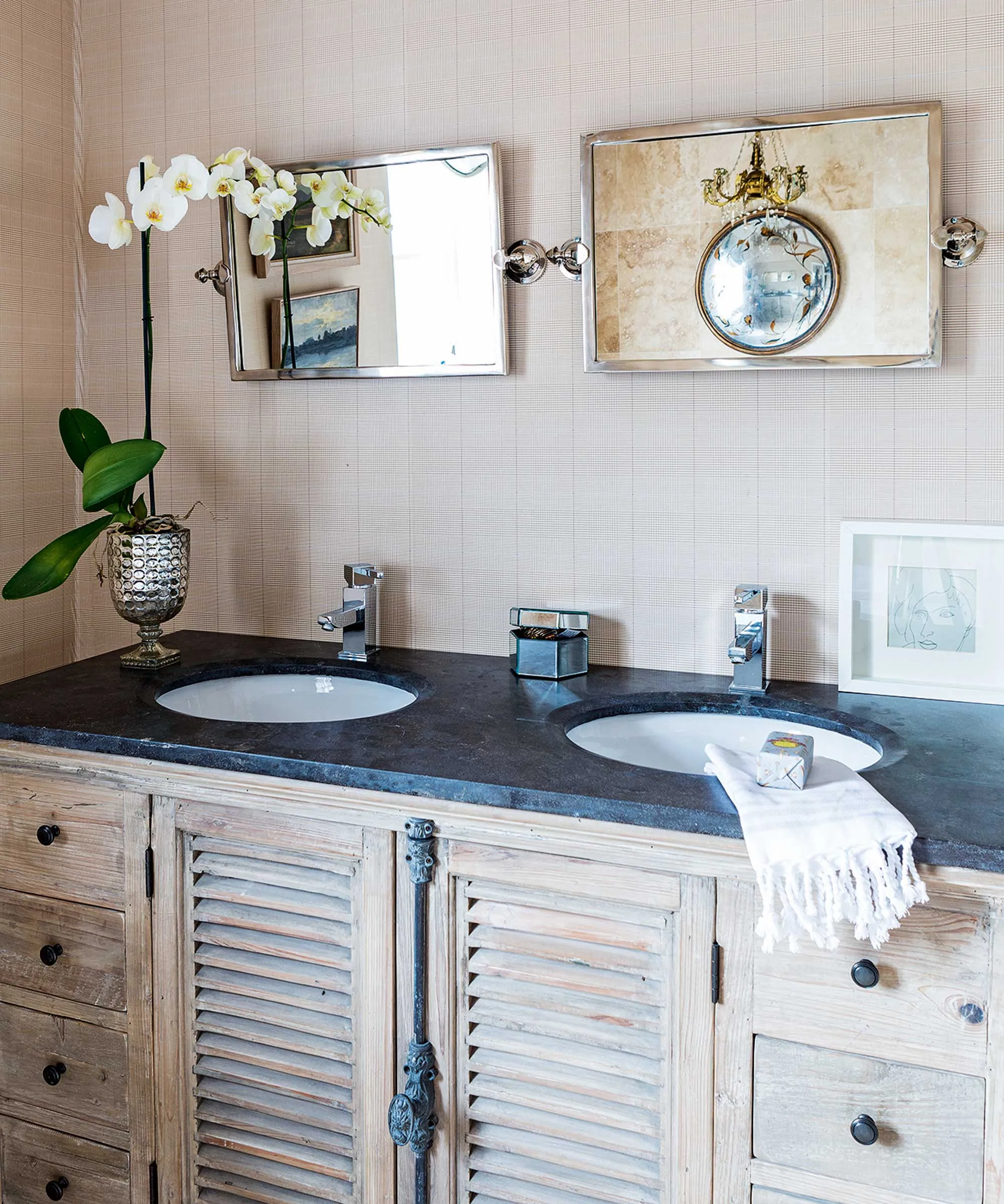 צמח סחלב בעציץ על כיור כפול בחדר אמבטיה' loading='lazy' title=