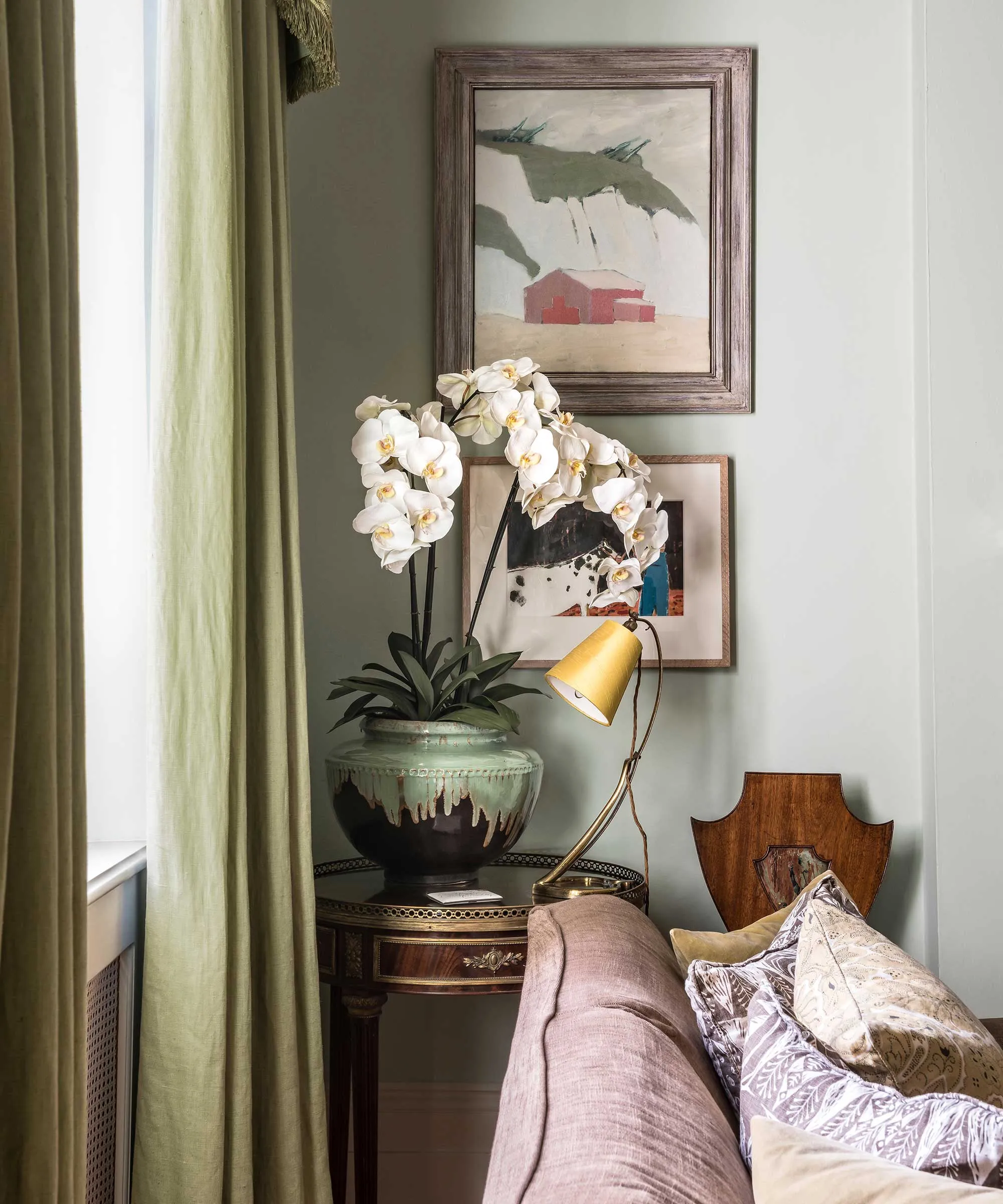 סחלב לבן בעציץ על שולחן צד בסלון' loading='lazy' title=