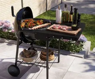 jídlo vaření na grilu na dřevěné uhlí na terase