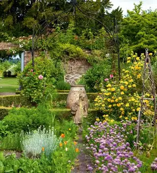花の境界線にハーブを植えるハーブガーデンのアイデア