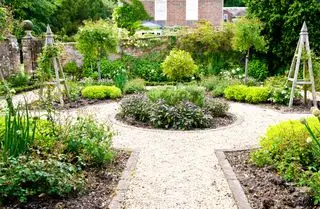 英国のカントリーハウスの敷地内にある正式なハーブ園または家庭菜園