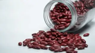 Frijoles secos almacenados en un frasco