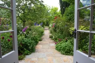 Ideas para el patio trasero de una cabaña: abriéndose desde la casa