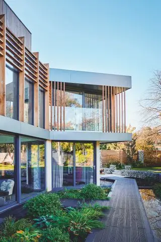 paisajismo en el patio trasero de una casa moderna para complementar la arquitectura