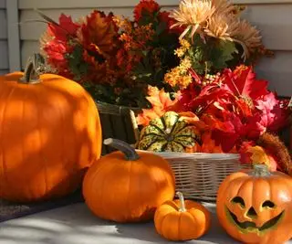 Calabazas en el porche delantero