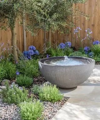 estanque de piedra moderno con efecto de fuente de burbujas