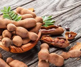 Tamarindenfrüchte auf Holzoberfläche