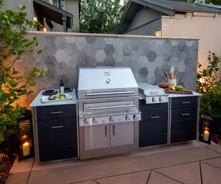 Außenküche mit Grill und Lagereinheiten