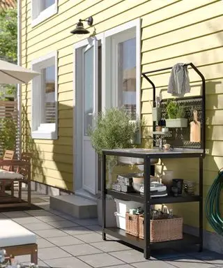 Kleine freistehende Außenspüle und Kücheneinheit auf einer Terrasse