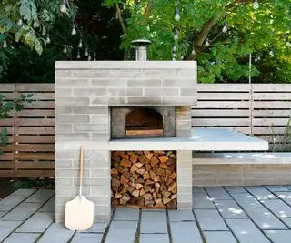 Maßgeschneiderter Pizzaofen für den Außenbereich aus Betonblöcken