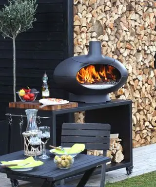 Tischofen im Freien auf einer Terrasse