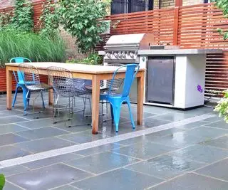 kompakte Außenküche auf einer Terrasse mit Essbereich im Freien