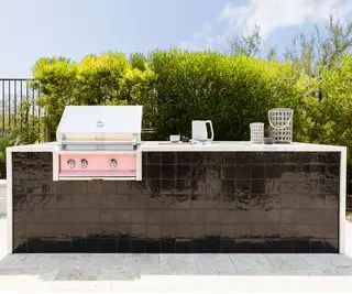 kleine Außenküche mit rosafarbenem Einbaugrill