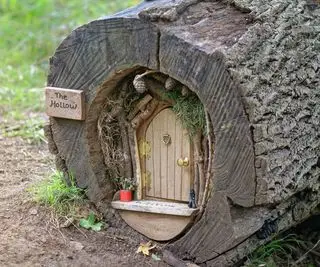 maison de jardin féerique créée dans un vieux rondin