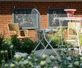 tableaux sur un mur à côté d'un coin salon sur la terrasse