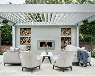 Udendørs pejseideer med udendørs siddepladser og pergola