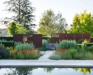 corten stålskærme i haven ved siden af ​​poolområdet