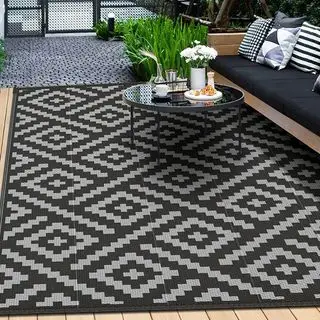 Černobílý venkovní koberec s geometrickým vzorem