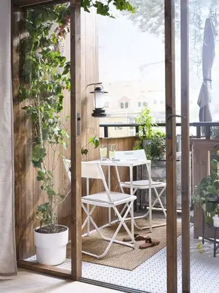 Balkon s rostlinami a skládacím nábytkem Ikea