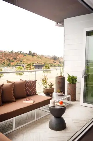 Malý balkon s rohovým sezením a polštáři
