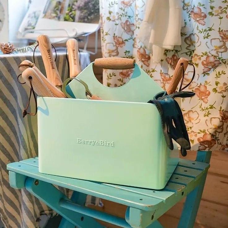 Berry&bird Gartenwerkzeug-Organizer, Metall-Garten-Caddy mit 4 Fächern und Holzgriff, Gartengeräte-Box für drinnen und draußen Praktisches Gärtnergeschenk im Freien für Gartenliebhaber' loading='lazy' title=