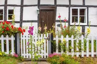 idées de jardin de chalet devant la cour