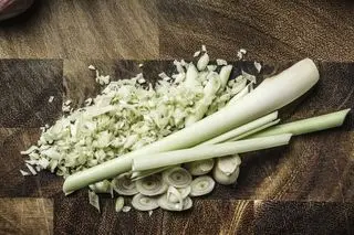 comment faire pousser de la citronnelle – planche à découper en bois