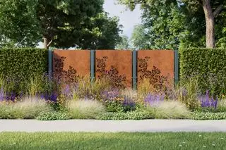 recinzione decorativa in corten lungo il confine del giardino con siepi