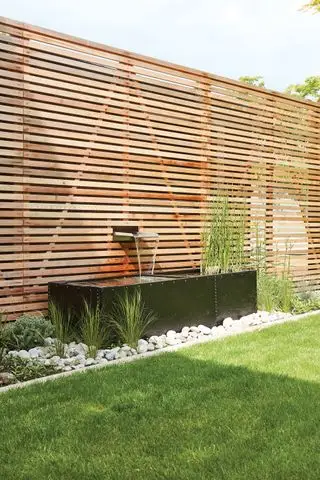 Moderna recinzione da giardino orizzontale con fontana integrata