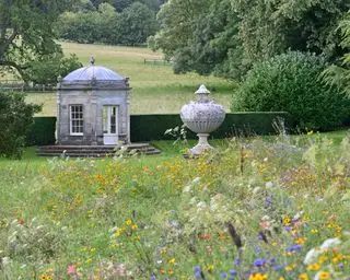 urna usada como chamariz no jardim de Kedleston para chamar a atenção para o National Trust