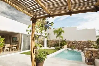 Piscina e tettoia in cortile