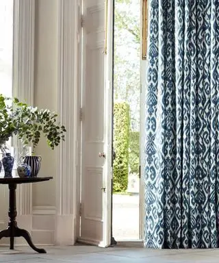 Tenda Sanderson Ikat Damask Ink Blue sulla porta d'ingresso di Blinds2Go