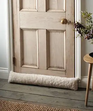 Porta in legno con paraspifferi