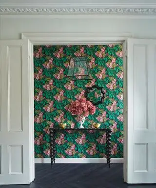 En gangtapetidé med grønt og lyserødt blomsterprint
