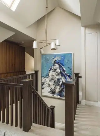 Landing med nøytral dekor, kunstverk av fjell og pendellys