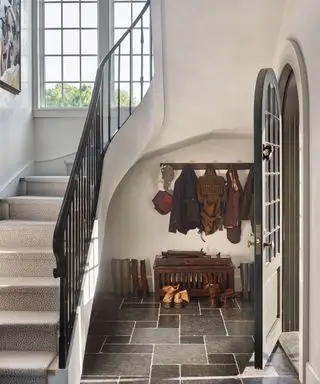 Nápad pod schody s věšákem a botníkem ve výklenku pod schody