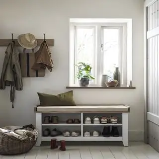 entrada blanca con armario, zapatería, suelos blancos y perchero