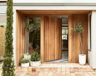Entrada de madera cálida en una casa moderna