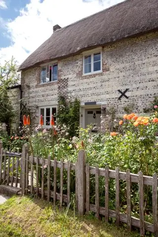Reetdachhaus mit altem Zaun und Bauerngarten und Gewinner der Kategorie „Period Living-Haus des Jahres 2021“.