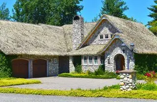 Märchenhaftes Reetdachhaus in der pazifischen Nordweststadt Ferndale, Washington, USA