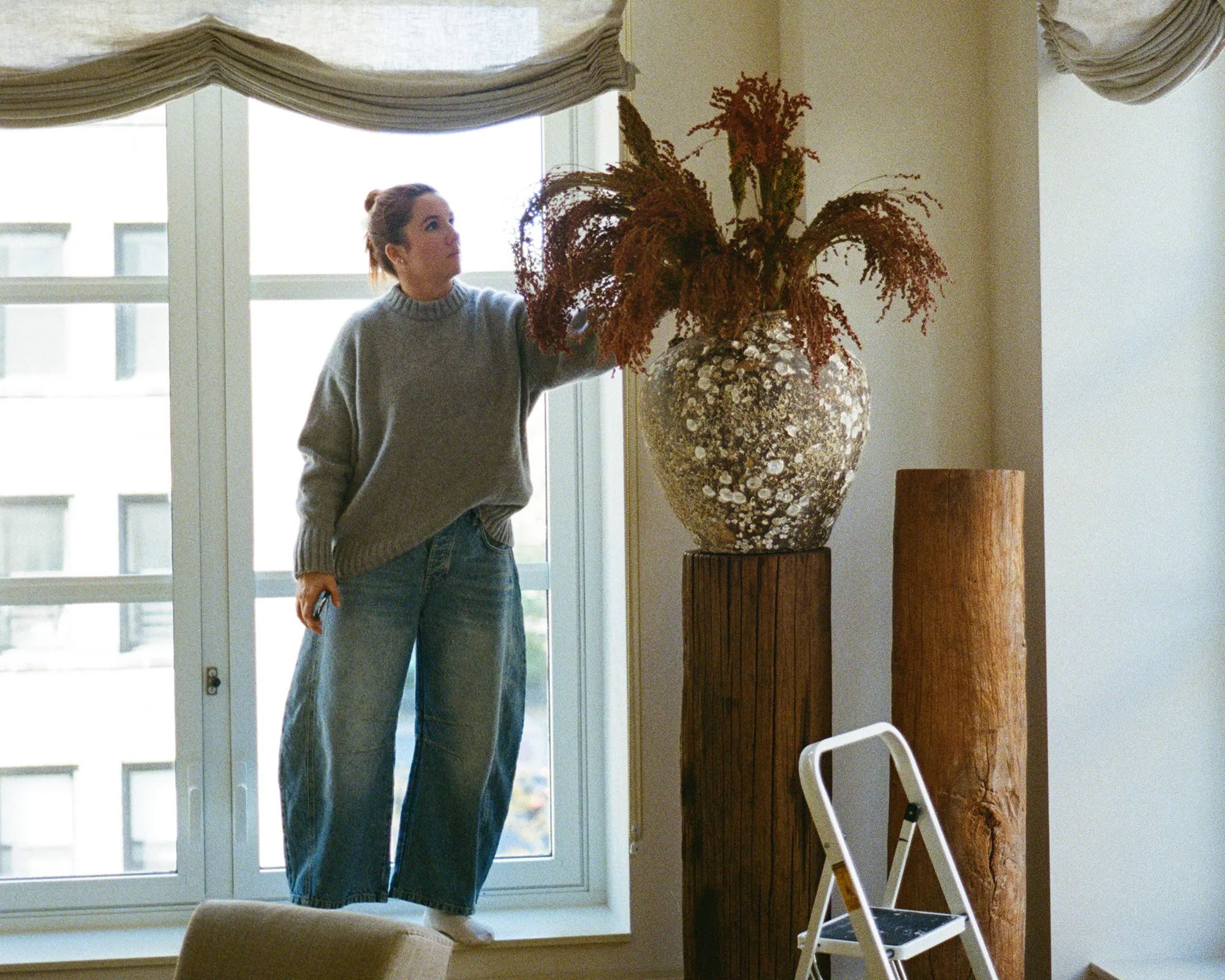 Katie Harbison sistema i fiori sul posto' loading='lazy' title=