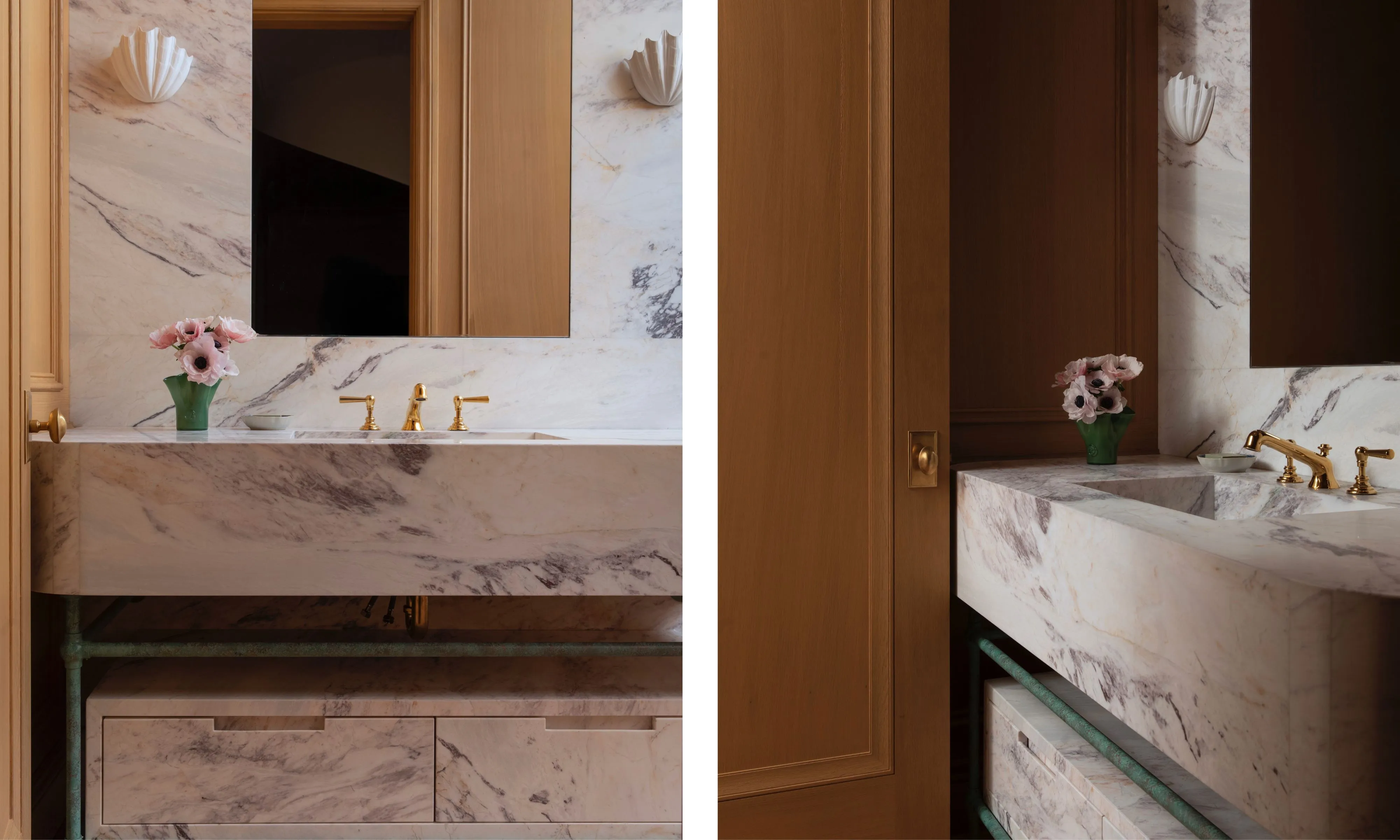 Une image en vue partagée d’un meuble-lavabo luxueux. Le côté gauche montre une vue de face d'un épais évier et d'un comptoir en marbre veiné violet avec des appliques murales en forme de coquille dorées et un bloc-tiroirs en marbre assorti en dessous. Le côté droit offre une perspective en angle de la même vanité mettant en valeur le profond bassin en marbre et les boiseries chaleureuses de la porte adjacente.' loading='lazy' title=