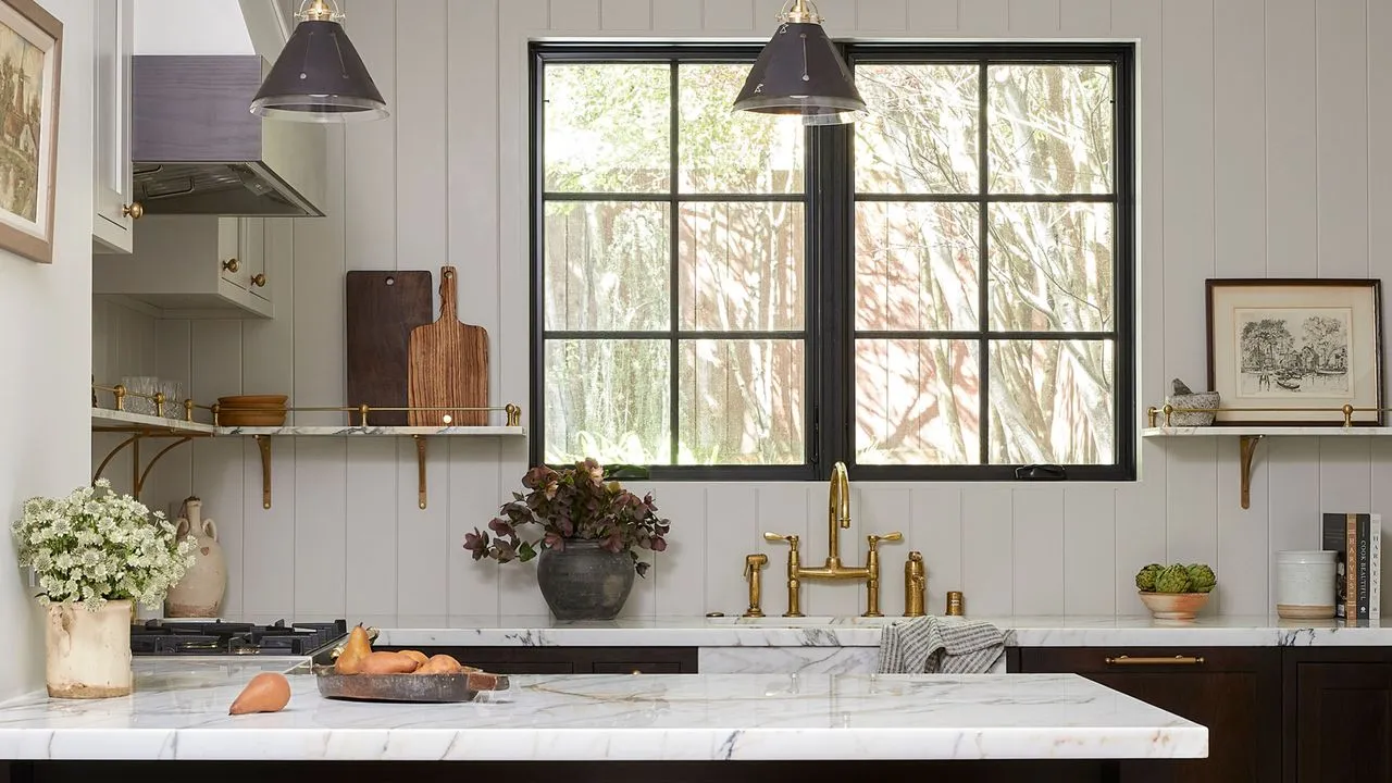 Cuisine blanche avec dessus en marbre et armoires sombres' loading='lazy' title=