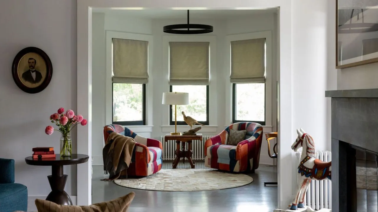 出窓とその下にカラフルなパッチワークの椅子のあるリビング ルーム' loading='lazy' title=