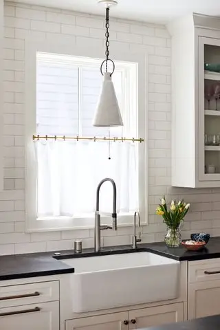 Tratamento de janela de gaze e barra de latão na cozinha
