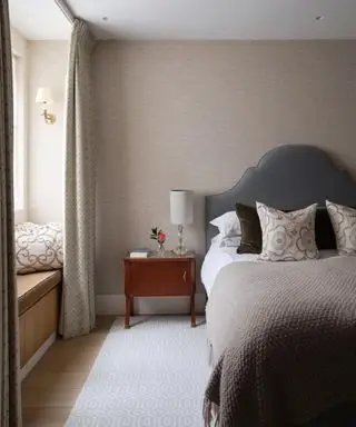 chambre neutre avec murs marron clair et literie grise