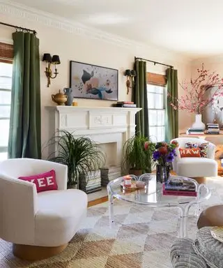 Salon transitionnel avec un mélange de décor moderne et traditionnel