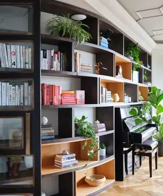 Reolstyling med fargerike bøker og planter