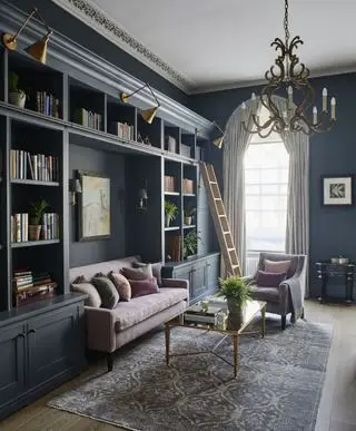 Bibliotek/bokhylle-styling med sofa av Sims Hilditch